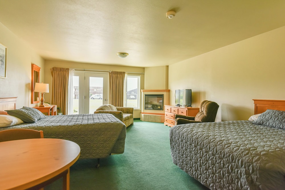 Standard Studio, 2 Queen Beds, Roll-In Shower, Partial Ocean View