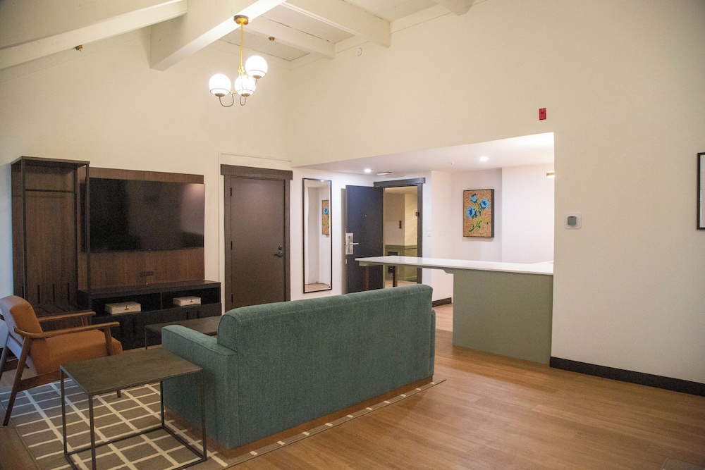 Suite, 1 King Bed, Non Smoking (Garden View, Wet Bar) photo 2