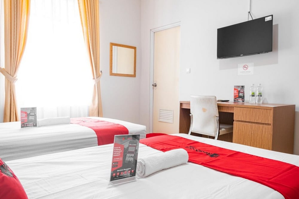 Twin Room (RedDoorz) - Photo 4