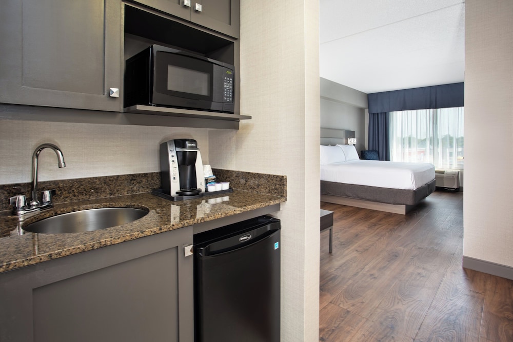Suite, 1 King Bed with Sofa bed (Extra Floor Space) photo 3
