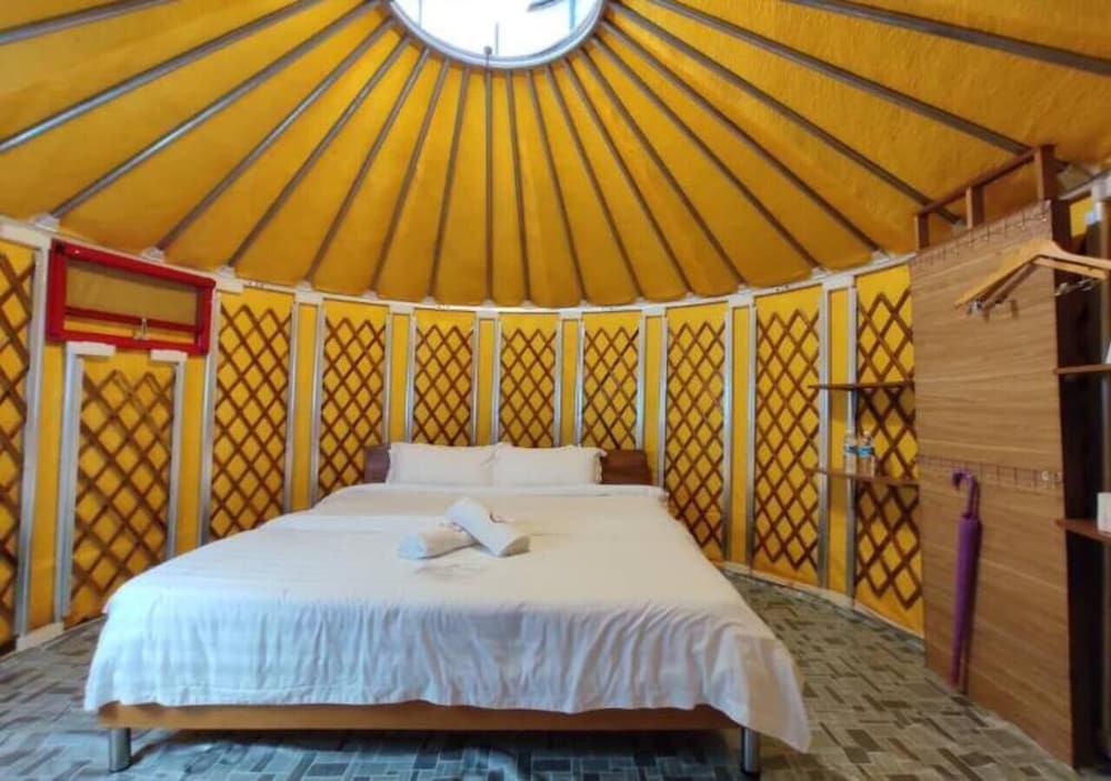 Deluxe King Mongolian Yurt photo 2