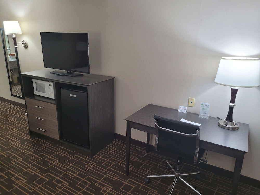 Executive Suite, 1 King Bed, Non Smoking, Refrigerator & Microwave - Photo 2