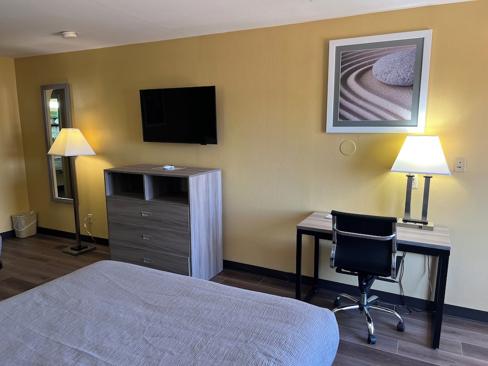 Standard Room, 2 Queen Beds, Non Smoking - Photo 2
