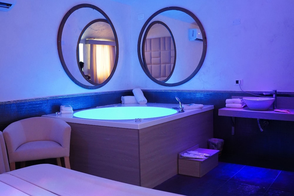 Junior Suite, Jetted Tub