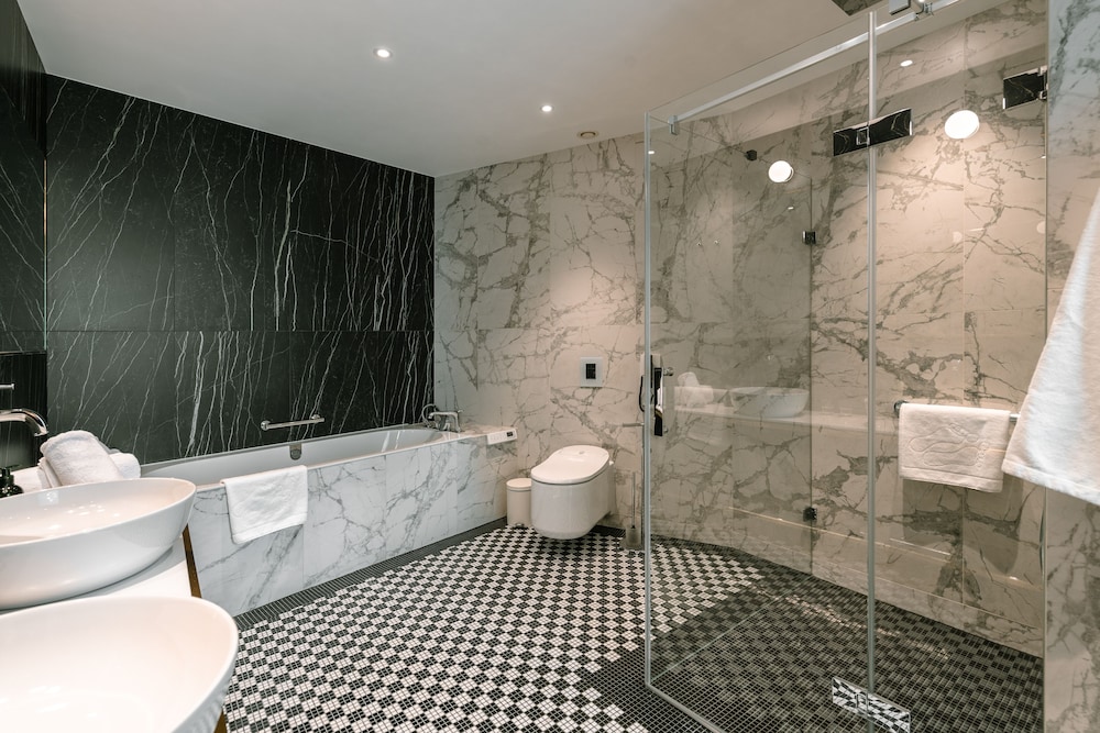 Luxury Suite - Photo 3
