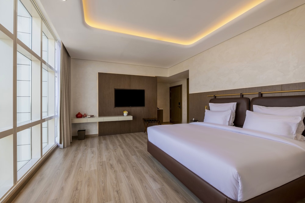 Superior Room, 1 King Bed, City View