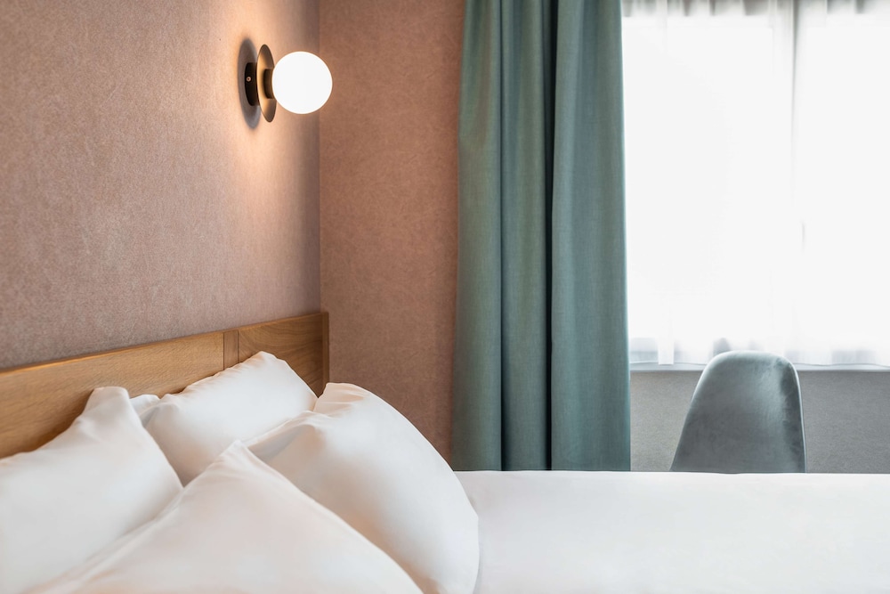 Standard Room, 1 King Bed, Non Smoking - Photo 3