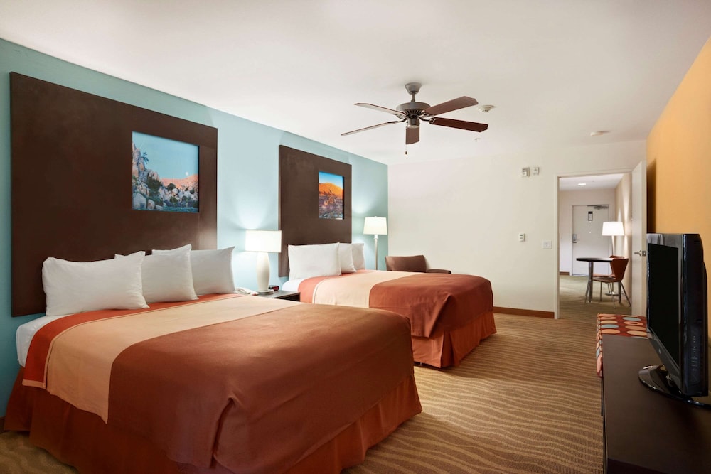 Room, 2 Queen Beds, Accessible, Non Smoking (Ground Floor, Mobility Accessible) - Photo 1