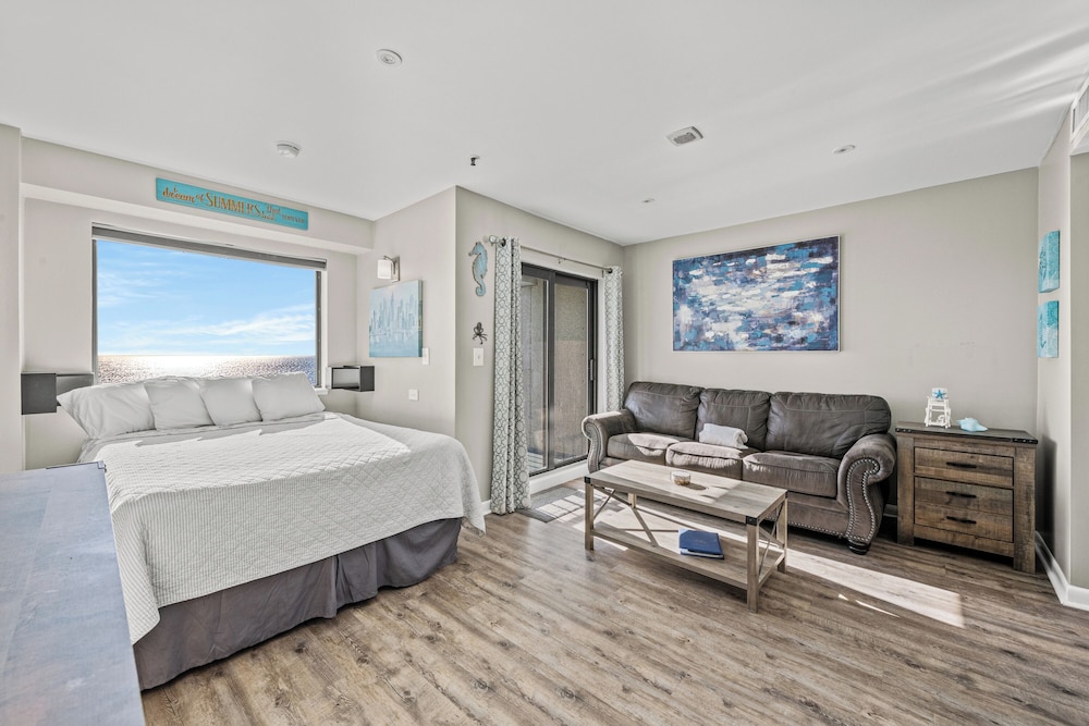 Deluxe Studio Suite, Balcony, Oceanfront (Renaissance Tower 1203)