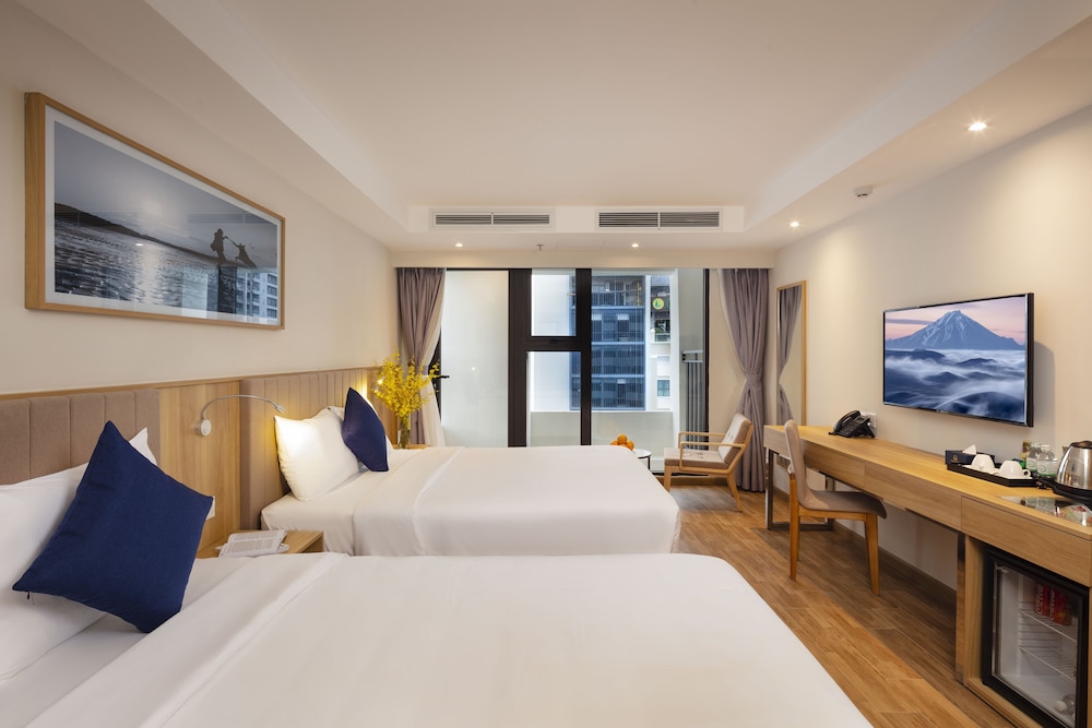 Deluxe Triple Room, Balcony photo 2