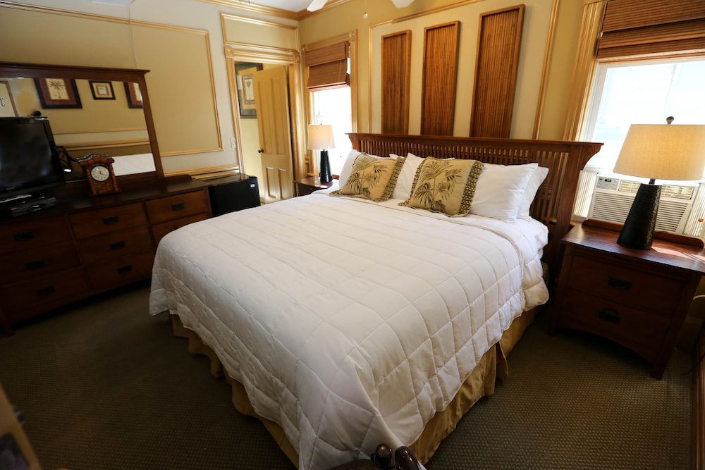 Deluxe Room, 1 King Bed, Private Bathroom (Deluxe King Room) photo 2
