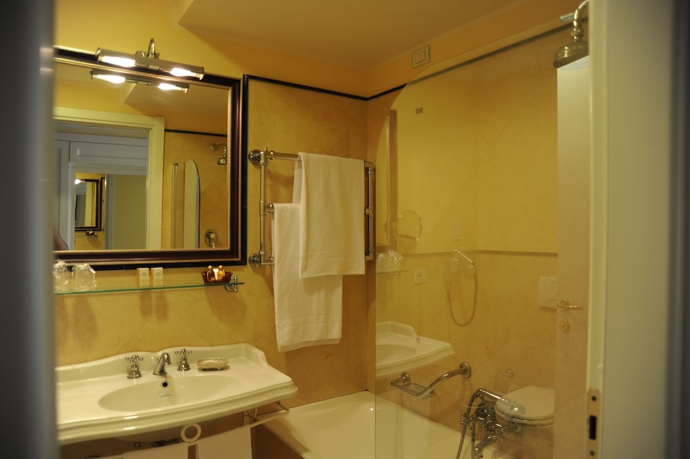 Standard Double or Twin Room - Photo 5