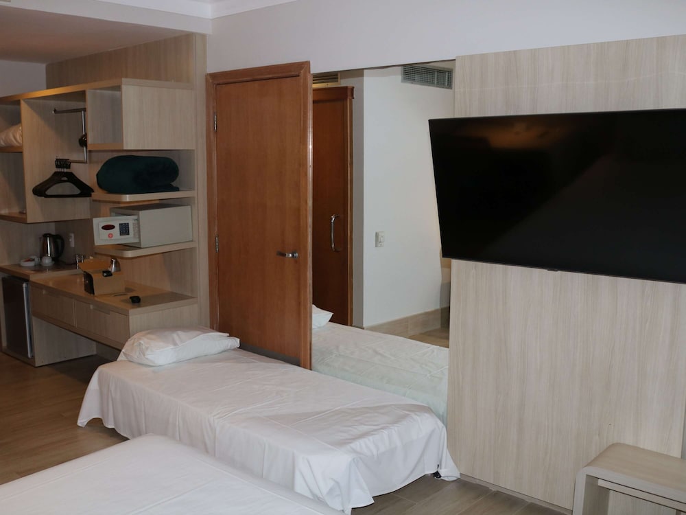 Superior Room, 1 Double Bed, Accessible (Accessible) thumbnail 5