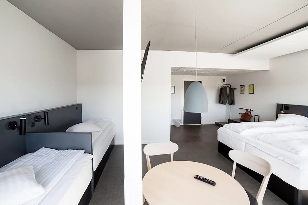 Family Room, 2 Twin Beds - Photo 9