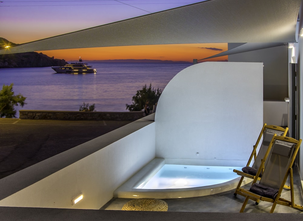 Family Studio Suite, Jetted Tub, Sea View (201)