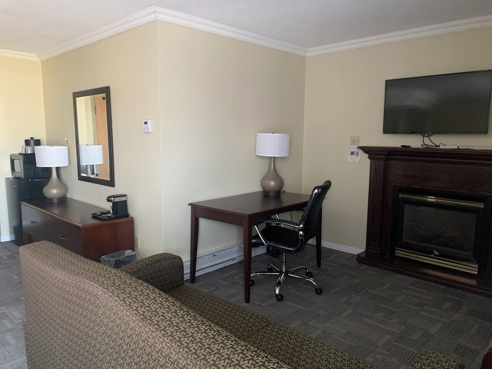 Suite, 1 King Bed, Non Smoking (Upgrade) (Not Pet friendly) photo 3