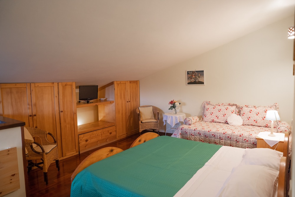 Deluxe Triple Room photo 2