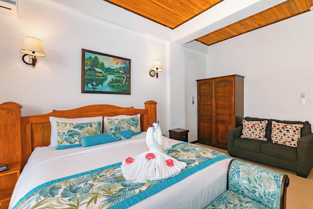 Deluxe Room with Partial Ocean View, One king bed - Photo 3