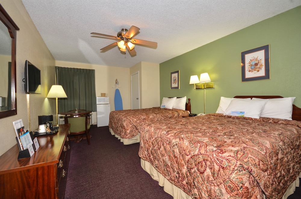 2 Double Beds, Mobility Accessible Room, Bathtub w/ Grab Bars, Smoking - Photo 7