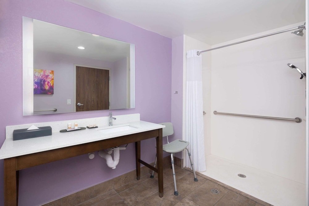 Room, 1 King Bed, Accessible, Non Smoking (Mobility) - Photo 5