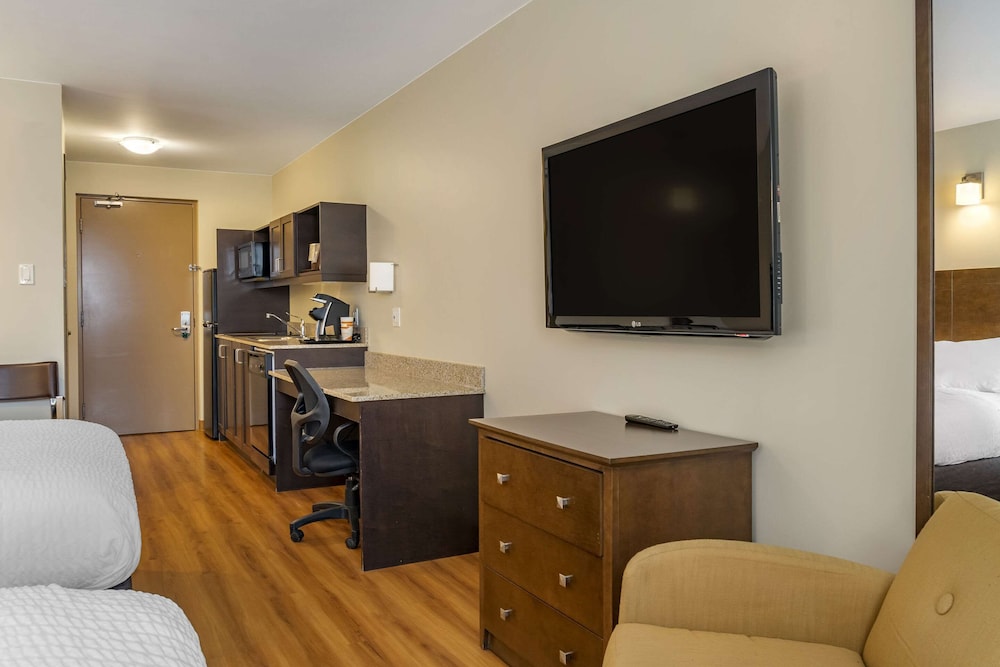 Suite, 2 Queen Beds, Non Smoking photo 2