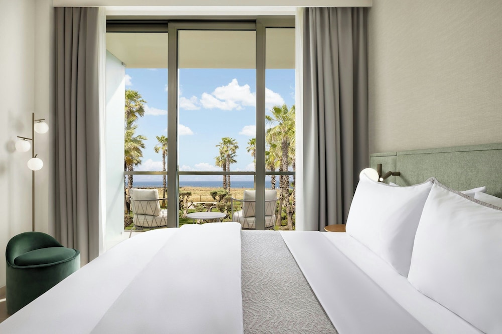 Deluxe Room, 1 King Bed, Balcony, Sea View - Photo 1