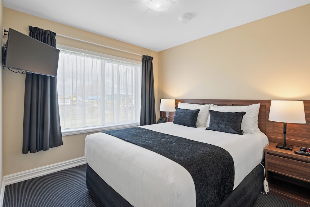 Premium Suite, 1 Queen Bed, Hot Tub, Ground Floor