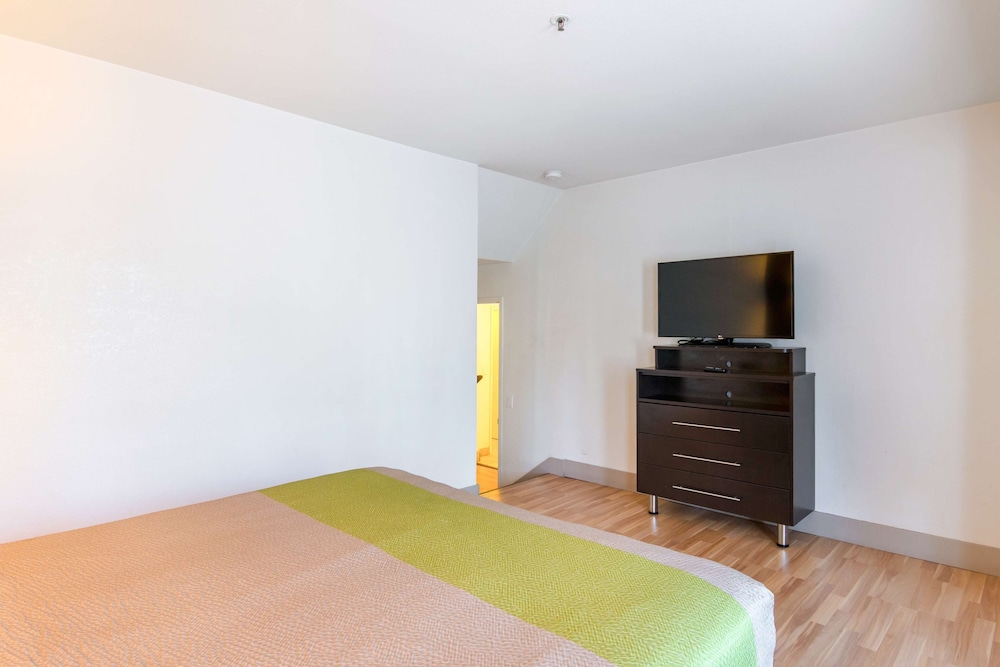 Deluxe Room, 1 Queen Bed, Accessible, Non Smoking - Photo 2