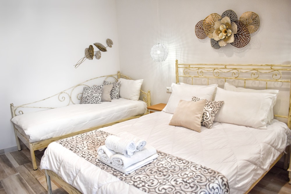 Deluxe Studio (for 3)