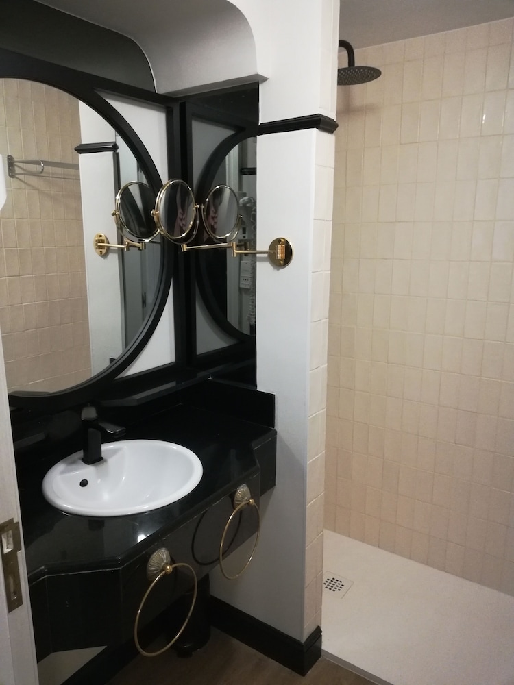 Double Room - Photo 12