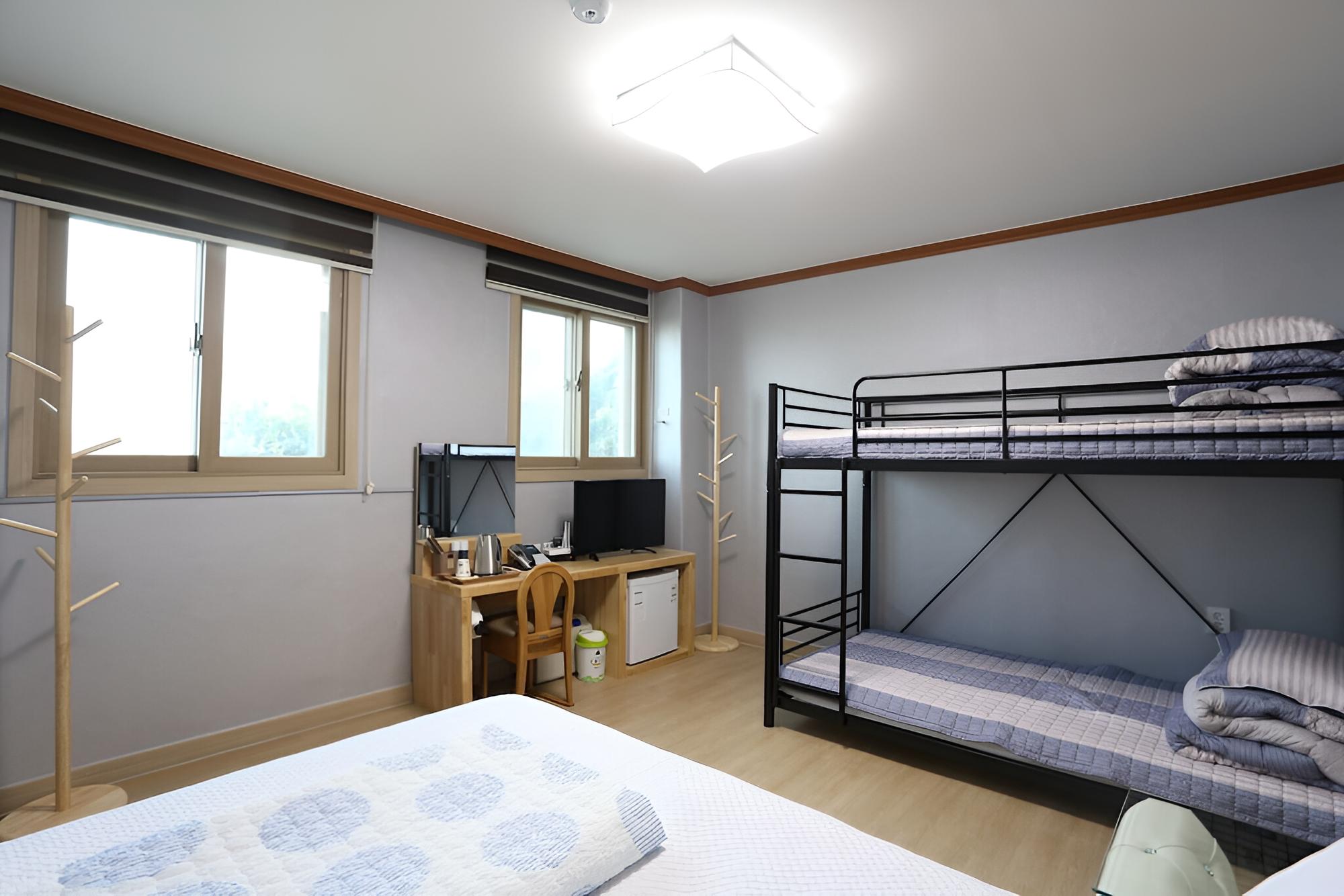 Room (Family room) - Photo 3