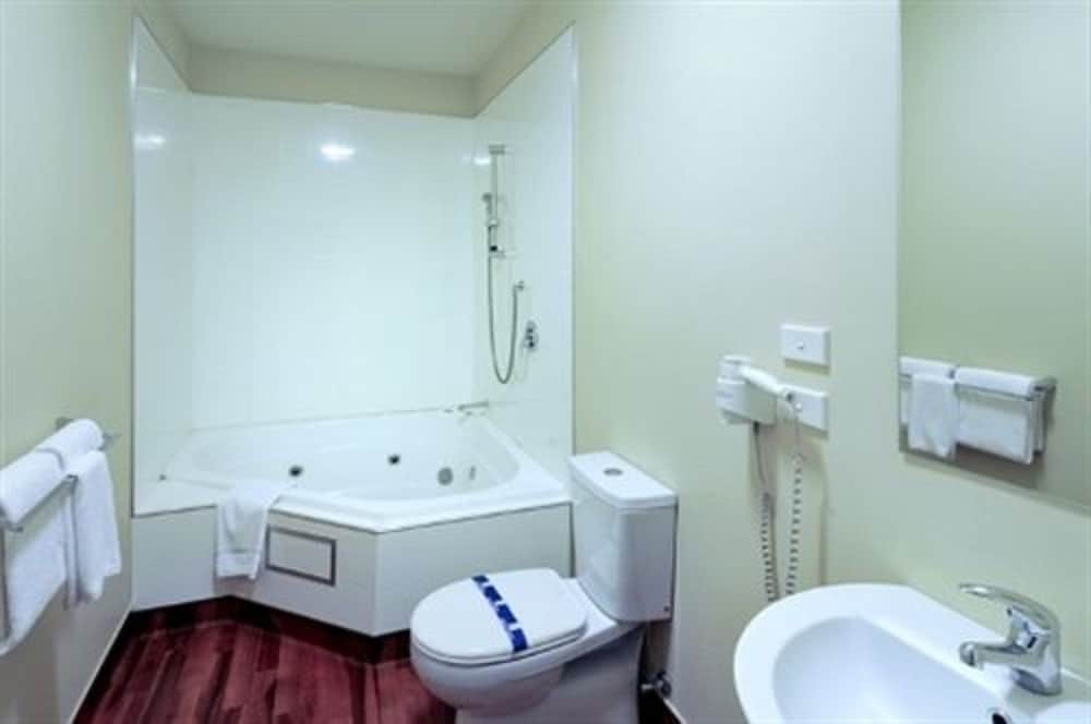 Basic Suite, Bathtub