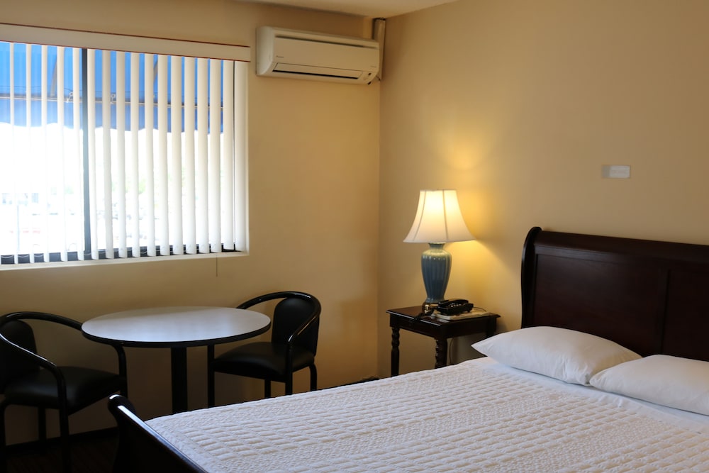 Double Room (1 Queen Bed)
