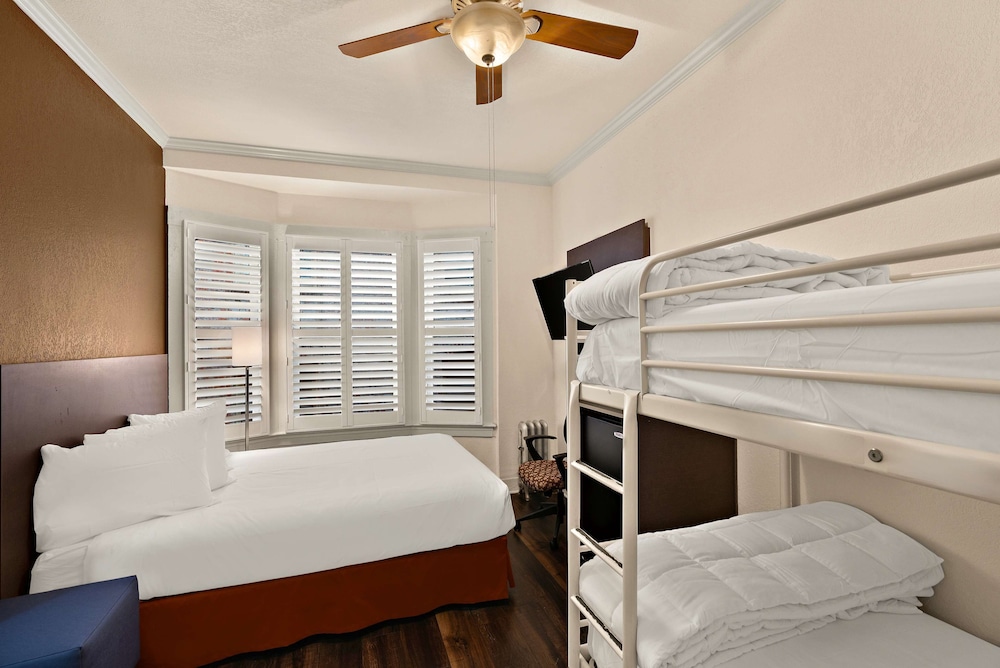 Standard Room, Multiple Beds, Non Smoking, Refrigerator & Microwave - Photo 5