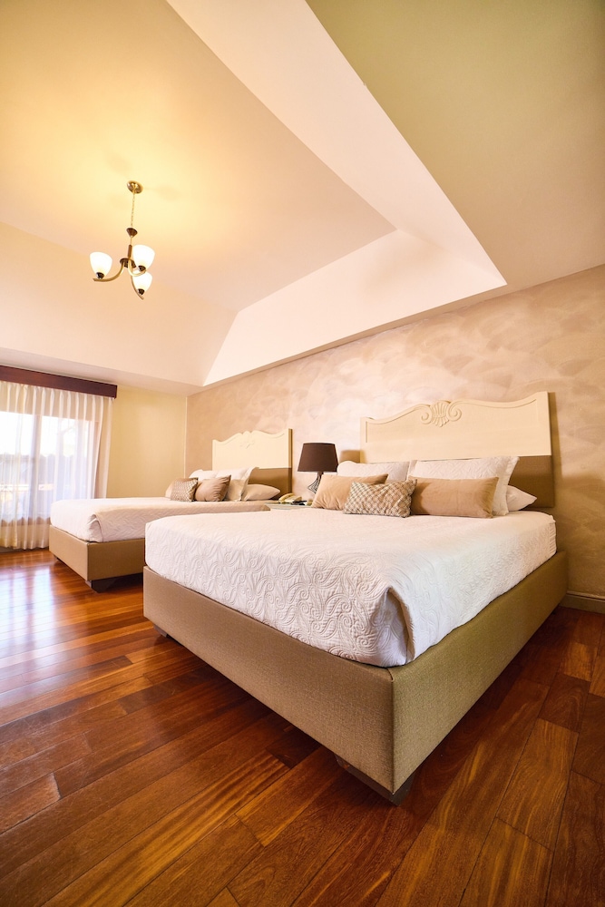 Deluxe Double Room, 2 Queen Beds - Photo 6