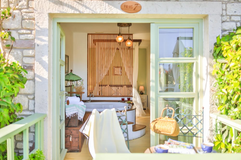 Garden Deluxe Suite with Terrace, Fireplace and Jetted Tub photo 2