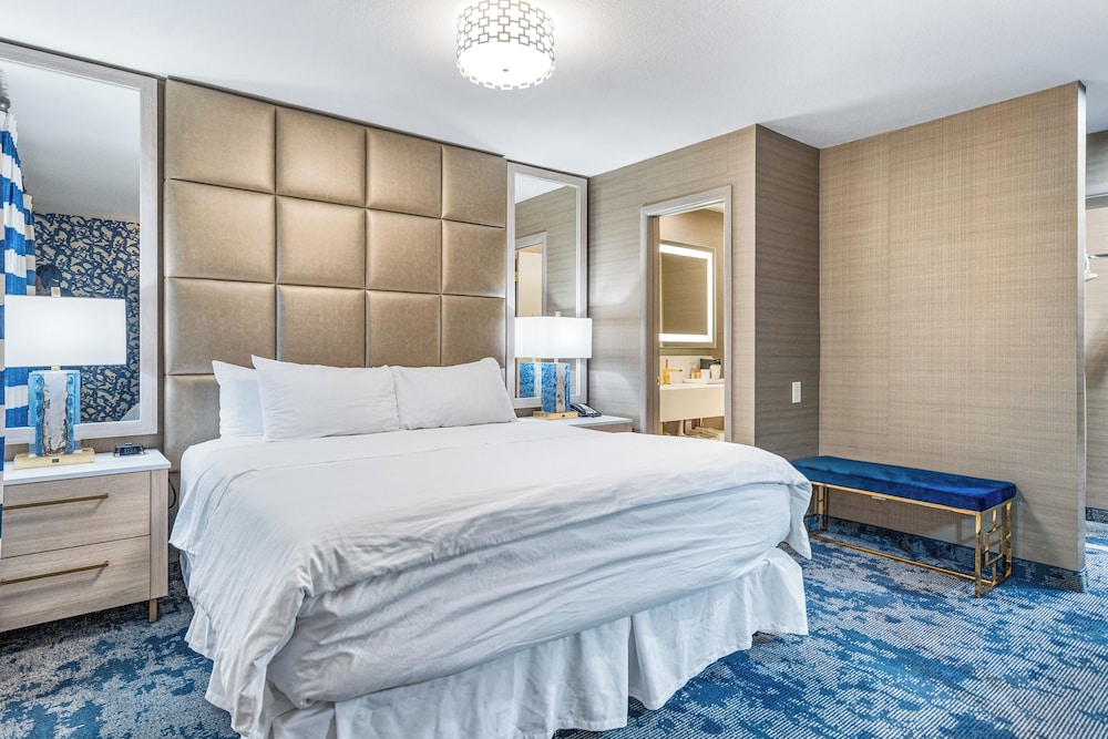 Deluxe Studio, 1 King Bed - Photo 1