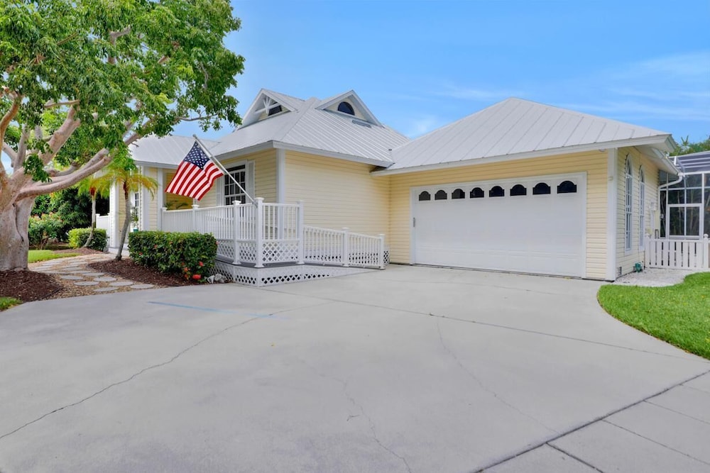 House, Multiple Beds (Waterfront home with pool and foosbal)
