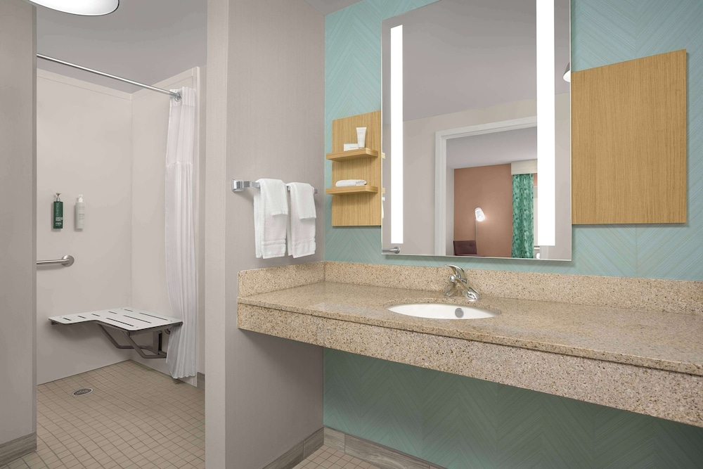 Garden Suite, 2 Queen Beds, Mobility/Hearing Accessible, Roll-In Shower - Photo 4