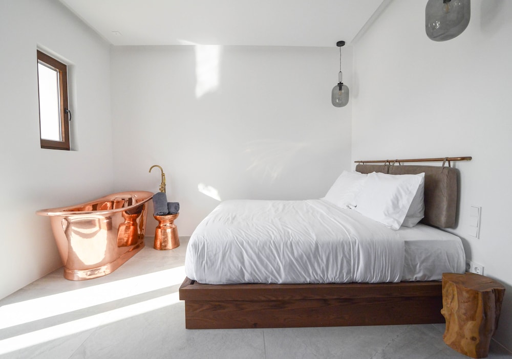 Deluxe suite with luxury bath and private pool