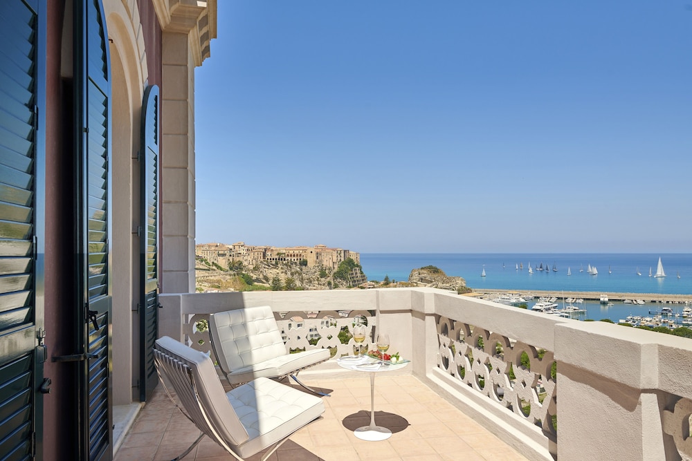 Executive Suite, Sea Facing photo 3