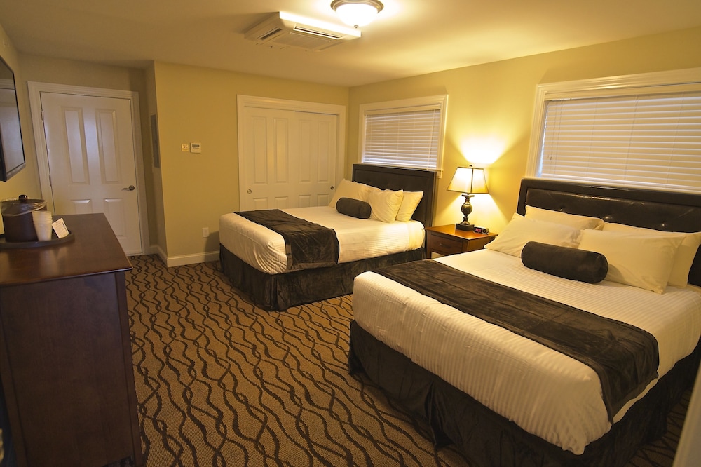 Pelham Suite, 2 Queen Beds, Kitchenette, ADA, Ground Floor, Poolside/No Ocean View photo 2