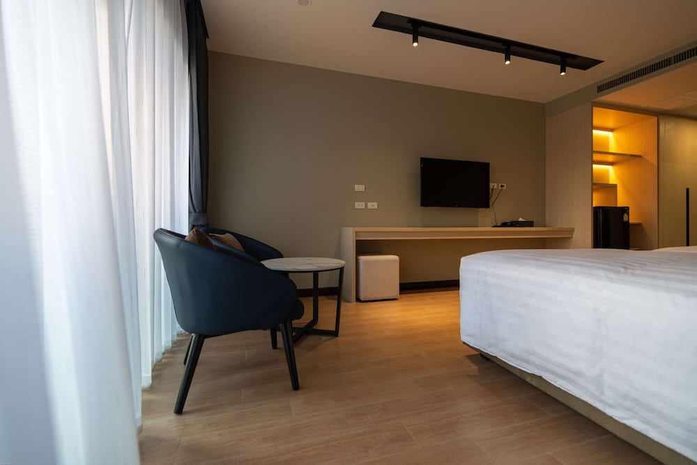 Deluxe Room, Bathtub - Photo 8