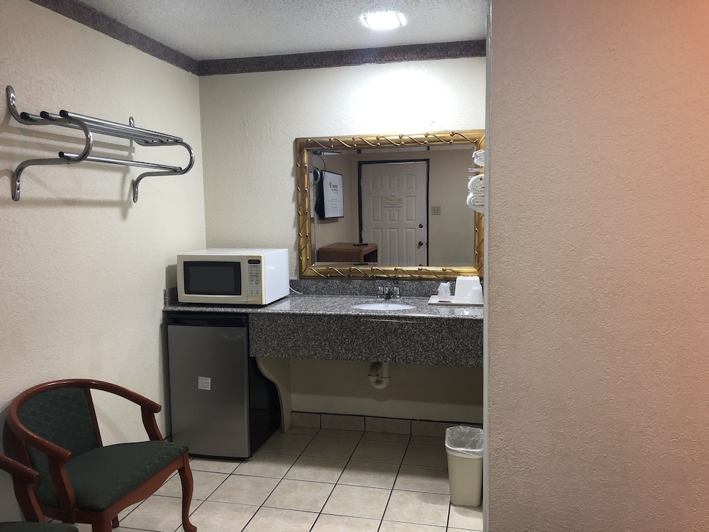 Basic Room, 1 King Bed, Non Smoking - Photo 11