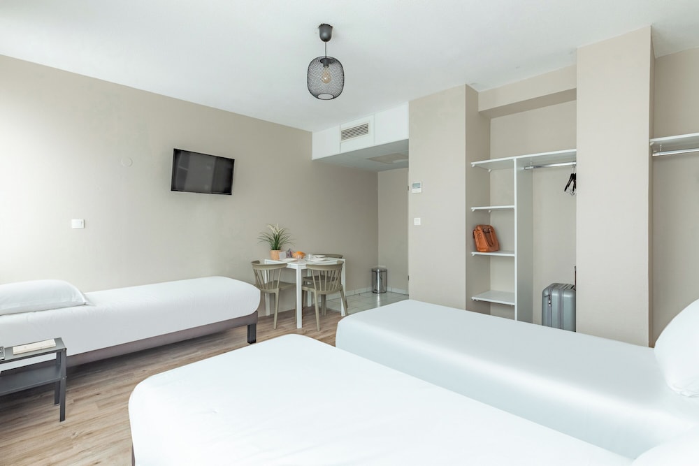 Superior Studio, 2 Twin Beds - Photo 3