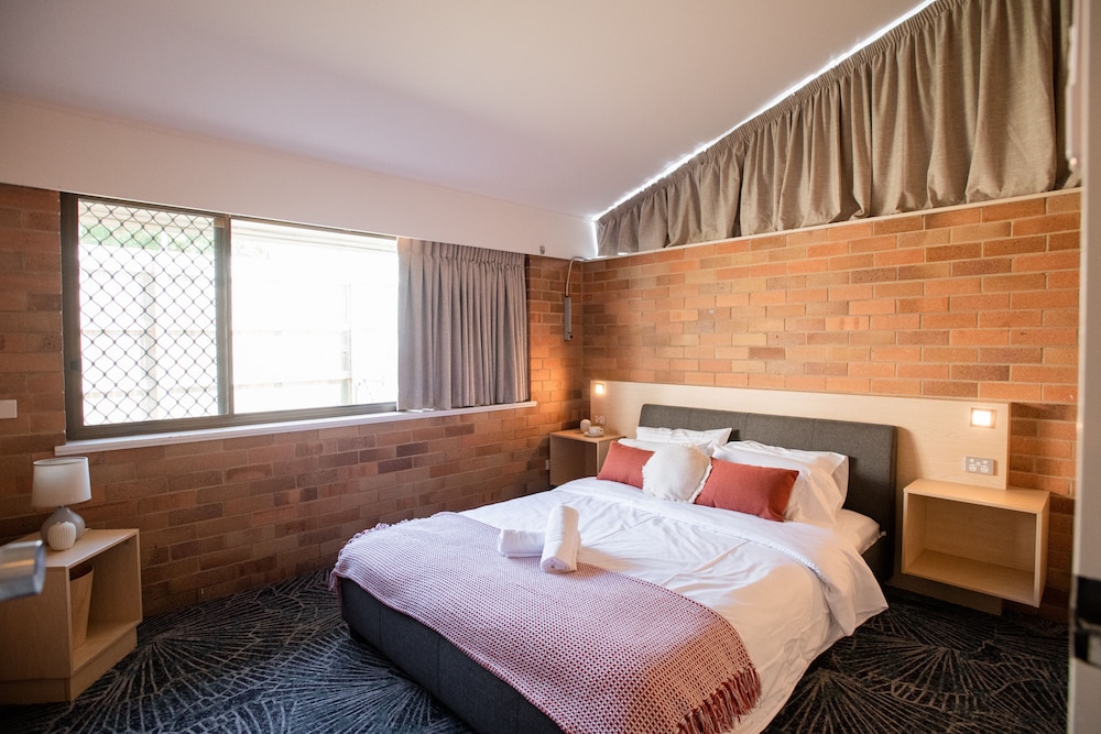 Standard Suite, Multiple Beds, Non Smoking, Ensuite photo 3