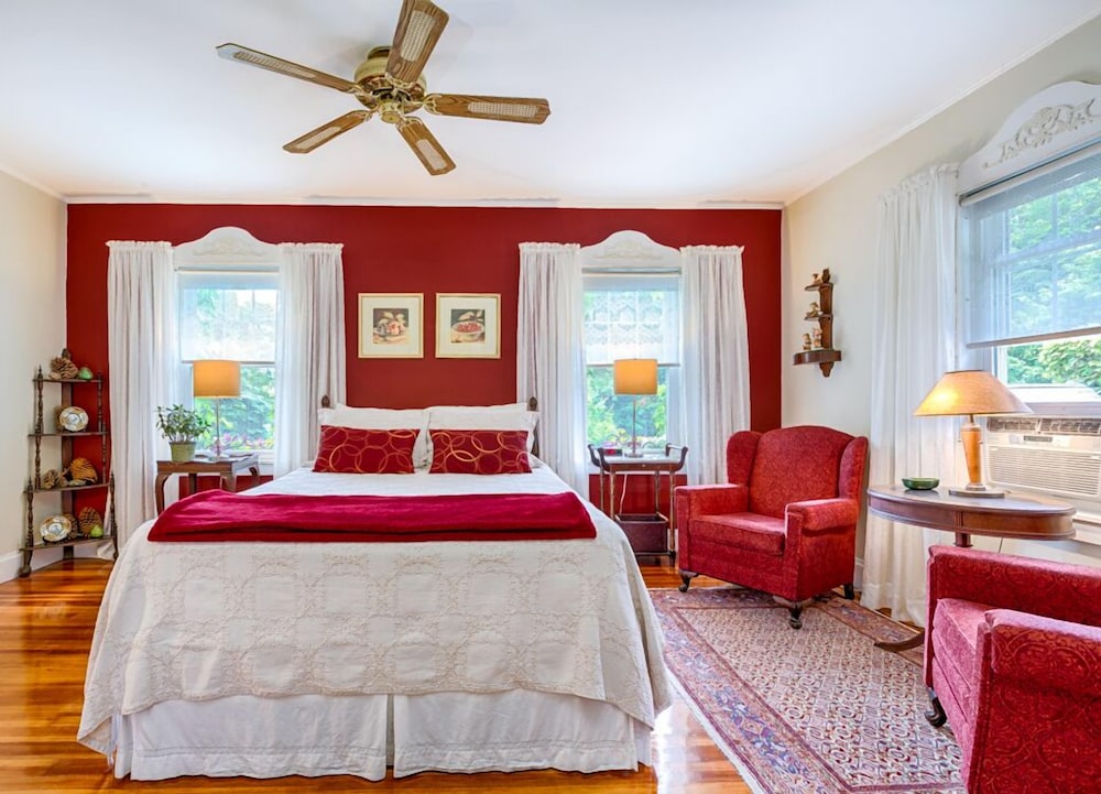 South Superior Room, 1 Queen Bed, Pool View