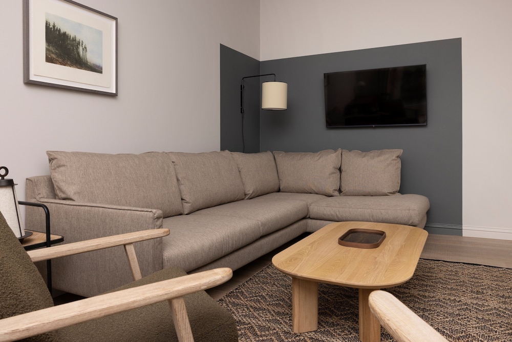Coach House Luxe Suite photo 2