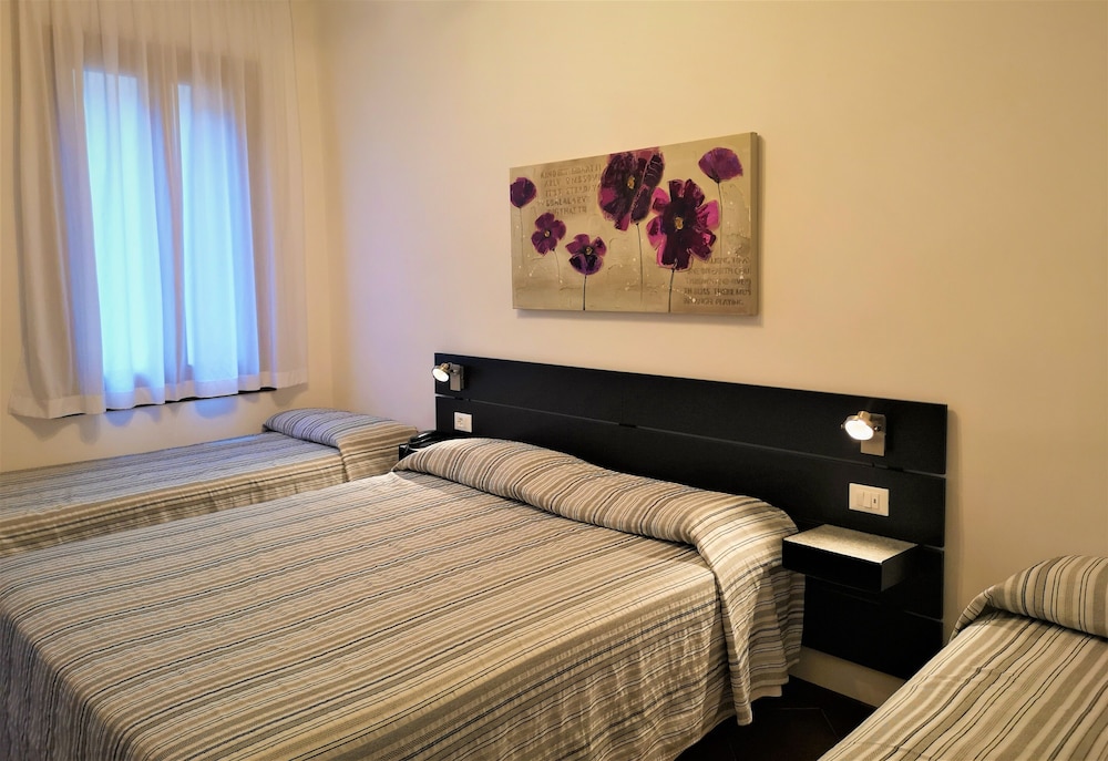 Standard Quadruple Room, Ensuite photo 2