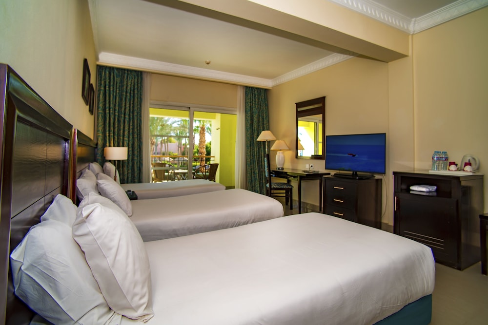 Standard Room, 3 Twin Beds, Garden View - Photo 12